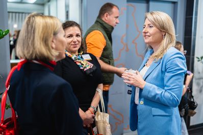Am 11. April 2024 nahm Bundesministerin Susanne Raab (r.) an der Fachtagung zum Thema Kinderschutz im Europa Haus in Wien teil.