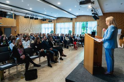 Am 11. April 2024 nahm Bundesministerin Susanne Raab (r.) an der Fachtagung zum Thema Kinderschutz im Europa Haus in Wien teil.