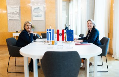Am 15. April 2024 empfing Bundesministerin Susanne Raab (r.) die griechische Vizeministerin für Migration und Asyl, Sofia Voultepsi (l.) zu einem Arbeitsgespräch.