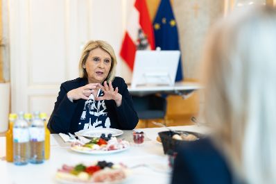 Am 15. April 2024 empfing Bundesministerin Susanne Raab (r.) die griechische Vizeministerin für Migration und Asyl, Sofia Voultepsi (m.) zu einem Arbeitsgespräch.