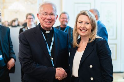 Am 15. April 2024 lud Bundesministerin Susanne Raab (r.) anlässlich des „Empfang zur Osterzeit“ zahlreiche Vertreter der Kirchen und Religionsgesellschaften in Österreich, ins Bundeskanzleramt ein.