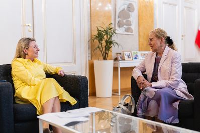 Am 15. April 2024 luden Bundesministerin Susanne Raab (l.) und Bundesministerin Karoline Edtstadler zur Ausstellungseröffnung „Mothers of Europe“.