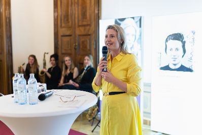Am 15. April 2024 luden Bundesministerin Susanne Raab (im Bild) und Bundesministerin Karoline Edtstadler zur Ausstellungseröffnung „Mothers of Europe“.