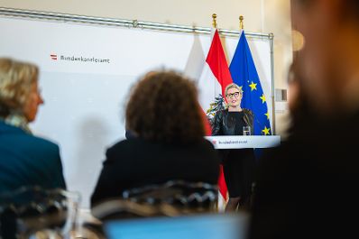 Am 23. April 2024 nahm Bundesministerin Susanne Raab (im Bild) an einer Pressekonferenz zur Präsentation des Ersten Monitoring-Berichts zur Kinderbildung und -betreuung teil.
