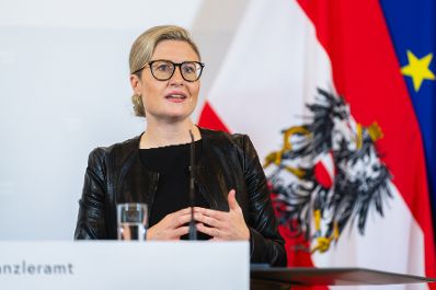 Am 23. April 2024 nahm Bundesministerin Susanne Raab (im Bild) an einer Pressekonferenz zur Präsentation des Ersten Monitoring-Berichts zur Kinderbildung und -betreuung teil.
