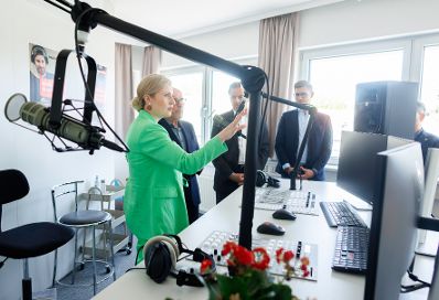 Am 29. April 2024 besuchte Bundesministerin Susanne Raab (im Bild) im Rahmen ihres Bundesländertages im Burgenland den Radiosender Mora.