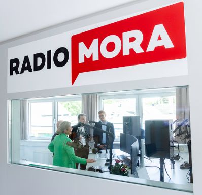 Am 29. April 2024 besuchte Bundesministerin Susanne Raab (im Bild) im Rahmen ihres Bundesländertages im Burgenland den Radiosender Mora.