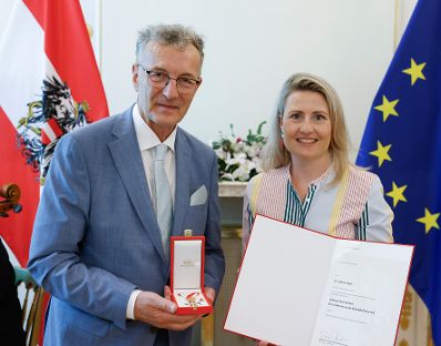 Am 28. Juni 2024 überreichte Bundesministerin Susanne Raab (r.) Ehrenzeichen im Bundeskanzleramt. Im Bild mit Johann Hager (l.), Präsident von aktion leben österreich.