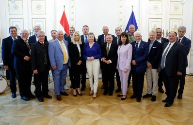 Am 3. Juli 2024 bestellte der Bundeskanzler Vertreterinnen und Vertreter der Wirtschaft zu Mitgliedern der bei der Bundesanstalt "Statistik Österreich" eingerichteten Wirtschaftskurie. Im Bild Bundesministerin Susanne Raab (m.) bei einem gemeinsamen Gruppenfoto.