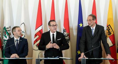 Bundesminister Herbert Kickl, Vizekanzler Heinz-Christian Strache und Bundesminister Heinz Faßmann (v.l.n.r.) beim Pressefoyer nach dem Ministerrat am 31. Oktober 2018.