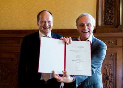 Am 19. Juni 2019 überreichte Christian Kircher (l.) die Urkunde, mit der Toni Slama (r.) der Berufstitel Kammerschauspieler verliehen wurde.