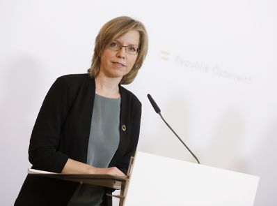 Am 21. März 2020 fand ein Pressestatement zu den Maßnahmen gegen die Krise im Bundeskanzleramt statt. Im Bild Bundesministerin Leonore Gewessler.