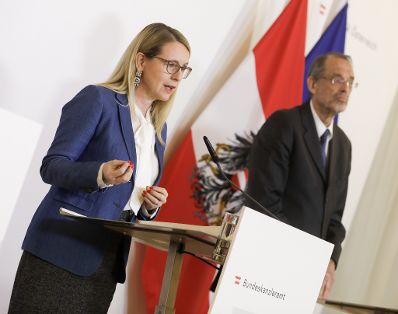 Am 21. März 2020 fand ein Pressestatement zu den Maßnahmen gegen die Krise im Bundeskanzleramt statt. Im Bild Bundesministerin Margarete Schramböck (l.) und Bundesminister Heinz Faßmann (r.).