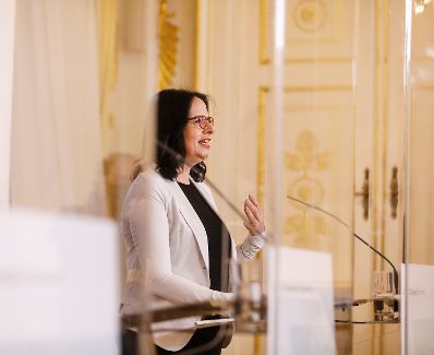 Am 25. September 2020 fand ein Pressestatement zu den Maßnahmen gegen die Krise im Bundeskanzleramt statt. Im Bild Staatssekretärin Andrea Mayer.