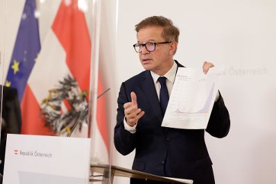 Am 14. Dezember 2020 fand ein Pressestatement zu den Maßnahmen gegen die Krise im Bundeskanzleramt statt. Im Bild Bundesminister Rudolf Anschober.