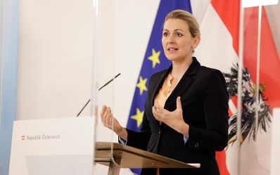 Am 14. Dezember 2020 fand ein Pressestatement zu den Maßnahmen gegen die Krise im Bundeskanzleramt statt. Im Bild Bundesministerin Christine Aschbacher.