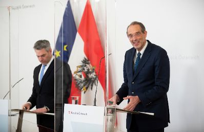 Am 2. Februar 2021 fand ein Pressestatement zu den Maßnahmen gegen die Krise im Bundeskanzleramt statt. Im Bild Bundesminister Karl Nehammer (l.) und Bundesminister Heinz Faßmann (r.).