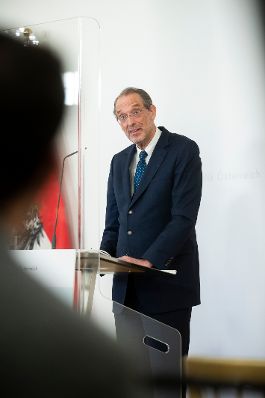 Am 2. Februar 2021 fand ein Pressestatement zu den Maßnahmen gegen die Krise im Bundeskanzleramt statt. Im Bild Bundesminister Karl Nehammer (l.) und Bundesminister Heinz Faßmann (r.).