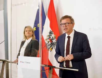 Im Bild Bundesministerin Klaudia Tanner (l.) und Bundesminister Rudolf Anschober (r.) beim Pressefoyer nach dem Ministerrat am 10. Februar 2021.