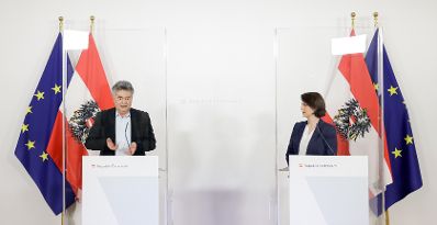 Im Bild Vizekanzler Werner Kogler (l.) und Bundesministerin Karoline Edtstadler (r.) beim Pressefoyer nach dem Ministerrat am 24. Februar 2021.