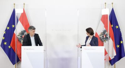 Im Bild Vizekanzler Werner Kogler (l.) und Bundesministerin Karoline Edtstadler (r.) beim Pressefoyer nach dem Ministerrat am 24. Februar 2021.