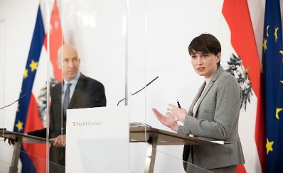 Im Bild Bundesminister Martin Kocher (l.) und Klubobfrau Sigrid Maurer (r.) nach dem Ministerrat am 7. April 2021.