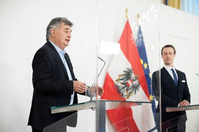 Im Bild Vizekanzler Werner Kogler (l.) und Bundesminister Gernot Blümel (r.) nach dem Ministerrat am 5. Mai 2021.