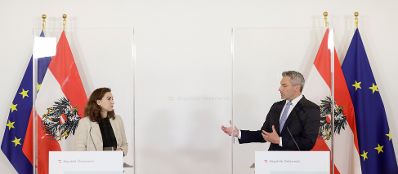 Am 25. Mai 2021 gab Bundesministerin Alma Zadic (l.) gemeinsam mit Bundesminister Karl Nehammer (r.) eine Pressekonferenz zum Thema „Reform des Maßnahmenvollzugs“.