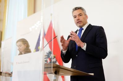 Im Bild Bundesministerin Alma Zadic (l.) und Bundesminister Karl Nehammer (r.) nach dem Ministerrat am 26. Mai 2021.
