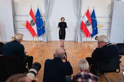 Im Bild Bundesministerin Elisabeth Köstinger beim Doorstep vor dem Ministerrat am 20. Oktober.