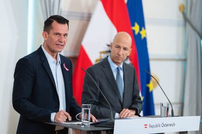 Am 20. Oktober 2021 nahmen Bundesminister Martin Kocher (r.) und Bundesminister Wolfgang Mückstein (l.) am Pressefoyer nach dem Ministerrat teil.