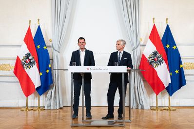 Am 10. November 2021 nahmen Bundesminister Wolfgang Mückstein (l.) und Bundesminister Michael Linhart (r.) am Pressefoyer nach dem Ministerrat teil.