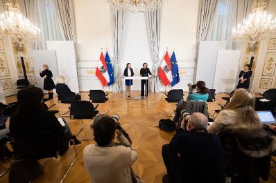 Im Bild Bundesministerin Elisabeth Köstinger und Bundesministerin Alma Zadic nach dem Ministerrat am 17. November 2021