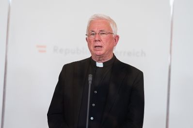 Am 3. Dezember 2021 fand ein Doorstep im Zuge der Gesprächsrunden zum Thema Impfpflicht statt. Im Bild der Erzbischof von Salzburg und Vorsitzende der Österreichischen Bischofskonferenz, Franz Lackner.