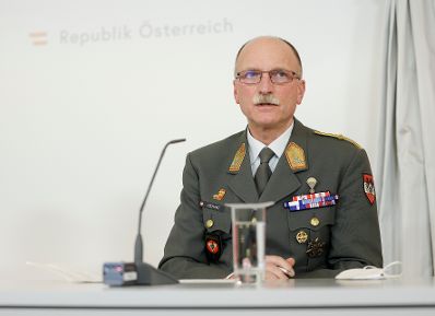 Am 22. Dezember 2021 fand eine Pressekonferenz der Taskforce GECKO zur aktuellen Coronalage statt. Im Bild Generalleutnant Norbert Gehart.