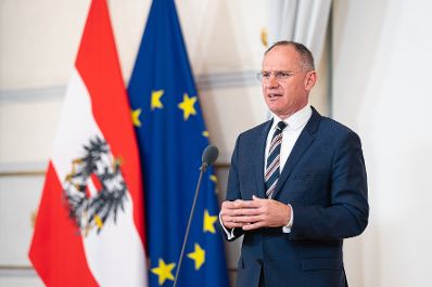 Am 30. März 2022 nahm Bundesminister Gerhard Karner (im Bild) am Doorstep vor dem Ministerrat teil.