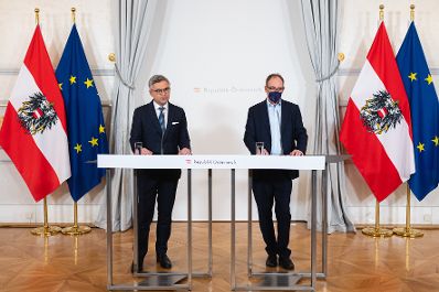 Am 30. März 2022 nahmen Bundesminister Magnus Brunner (l.) und Bundesminister Johannes Rauch (r.) am Pressefoyer nach dem Ministerrat teil.