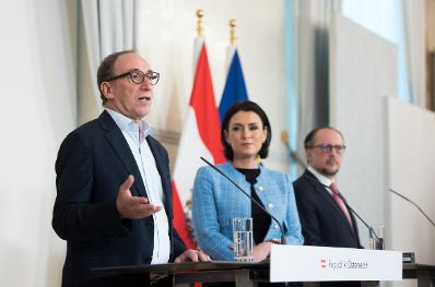 Am 4. Mai 2022 nahmen Bundesminister Alexander Schallenberg (r.), Bundesministerin Elisabeth Köstinger (m.) und Bundesminister Johannes Rauch (l.) am Pressefoyer nach dem Ministerrat teil.
