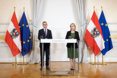 Am 18. Mai 2022 nahmen Bundesminister Magnus Brunner (l.) und Bundesministerin Leonore Gewessler (r.) am Pressefoyer nach dem Ministerrat teil.