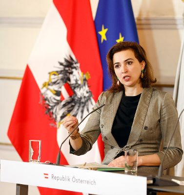 Am 25. Mai 2022 nahmen Bundesministerin Alma Zadic (im Bild) und Bundesminister Gerhard Karner am Pressefoyer nach dem Ministerrat teil.