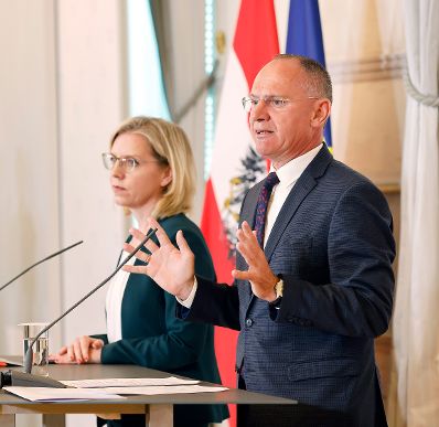Am 8. Juni 2022 nahmen Bundesministerin Leonore Gewessler (l.) und Bundesminister Gerhard Karner (r.) am Pressefoyer nach dem Ministerrat teil.