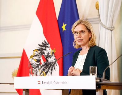 Am 8. Juni 2022 nahmen Bundesministerin Leonore Gewessler (im Bild) und Bundesminister Gerhard Karner am Pressefoyer nach dem Ministerrat teil.