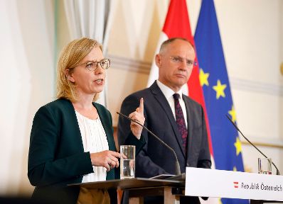 Am 8. Juni 2022 nahmen Bundesministerin Leonore Gewessler (l.) und Bundesminister Gerhard Karner (r.) am Pressefoyer nach dem Ministerrat teil.