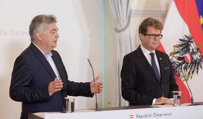 Am 29. Juni 2022 nahmen Vizekanzler Werner Kogler (l.) und Bundesminister Martin Polaschek (r.) am Pressefoyer nach dem Ministerrat teil.