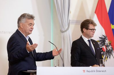 Am 29. Juni 2022 nahmen Vizekanzler Werner Kogler (l.) und Bundesminister Martin Polaschek (r.) am Pressefoyer nach dem Ministerrat teil.