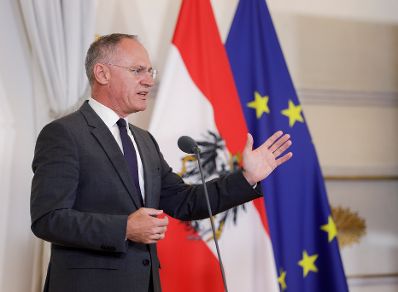 Am 28. September 2022 nahm Bundesminister Gerhard Karner (im Bild) am Doorstep vor dem Ministerrat teil.