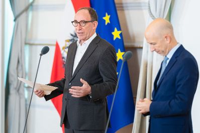 Am 05. Oktober 2022 nahmen Bundesminister Martin Kocher (r.) und Bundesminister Johannes Rauch (l.) am Doorstep vor dem Ministerrat teil.