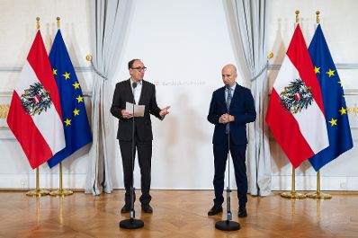 Am 05. Oktober 2022 nahmen Bundesminister Martin Kocher (r.) und Bundesminister Johannes Rauch (l.) am Doorstep vor dem Ministerrat teil.