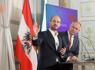 Am 19. Oktober 2022 nahmen Bundesminister Gerhard Karner (r.) und Staatssekretär Florian Tursky (l.) am Pressefoyer nach dem Ministerrat teil. Im Bild bei der Präsentation des digitalen Führerscheins.