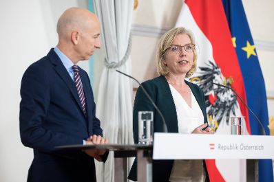 Am 2. November 2022 nahmen Bundesminister Martin Kocher (l.) und Bundesministerin Leonore Gewessler (r.) am Pressefoyer nach dem Ministerrat teil.